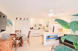 The Blue Dolphin Beach Cottage - Bring you bathing suit and your pup!