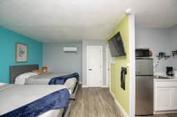 Two Comfy Queen Beds, Pet Friendly, Beach Getaway!