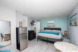 Comfy King Bed, Pet Friendly, Steps to the Beach!