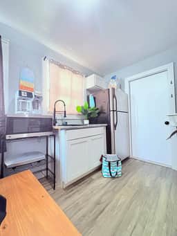 Pet Friendly King Suite- 2 Min Walk to Beach!