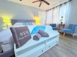 Pet Friendly King Suite- 2 Min Walk to Beach!