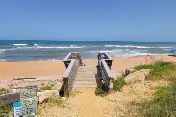 The Blue Dolphin Beach Cottage - Bring you bathing suit and your pup!