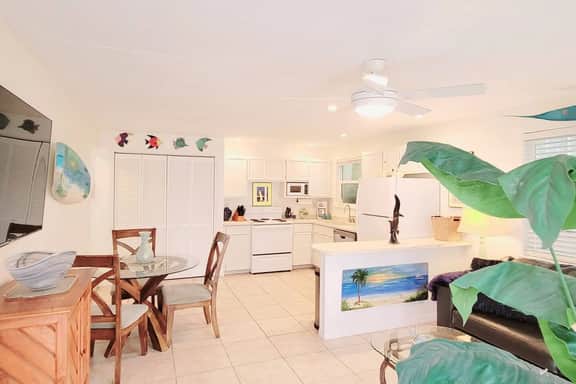 The Blue Dolphin Beach Cottage - Bring you bathing suit and your pup!