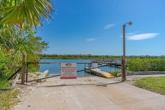 Two Pools, Marina, Boat Launch & Boat/RV Parking!