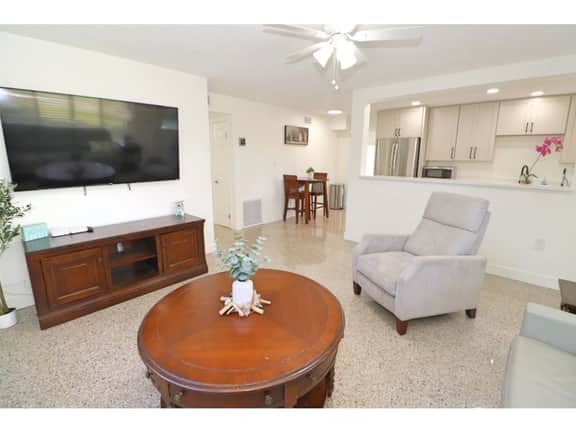 Pet Friendly, Gorgeous Remodelled House in NSB!