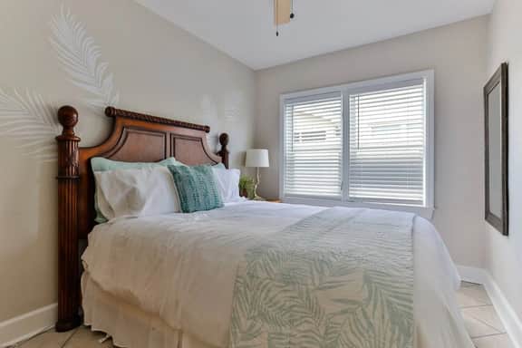 Cozy 1BR • Heated Pool • Walk to Beach & Flagler