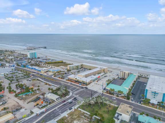 Oceanfront Daytona Beach | Steps to Beach & Pool