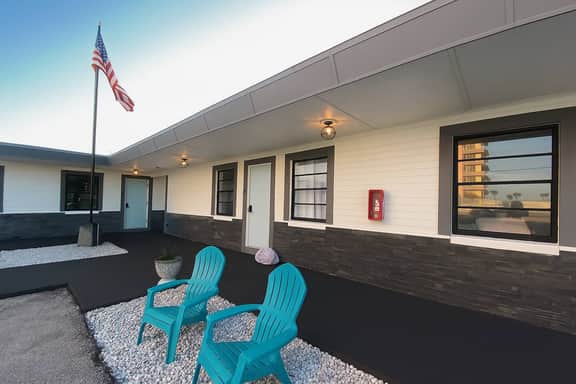 Pet Friendly King Suite- 2 Min Walk to Beach!