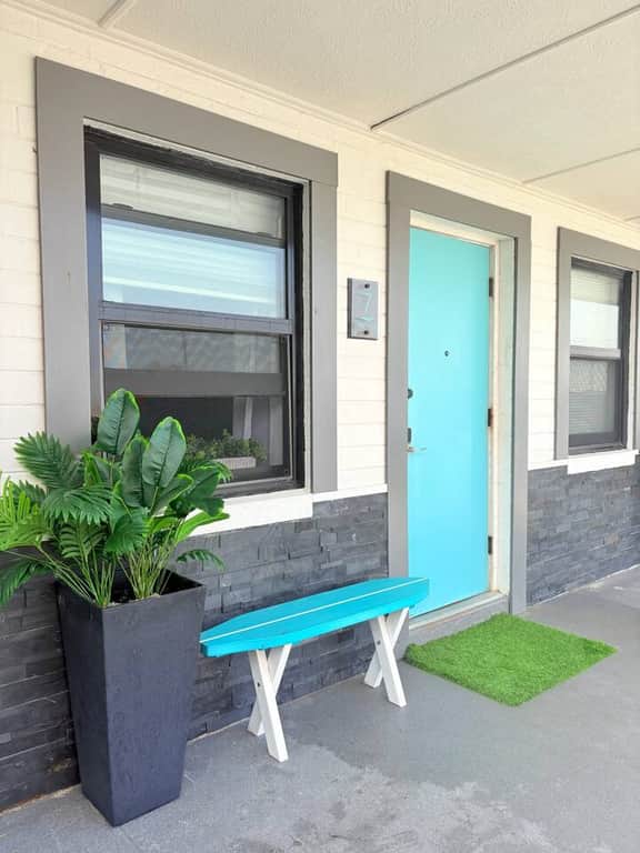 Pet Friendly King Suite- 2 Min Walk to Beach!
