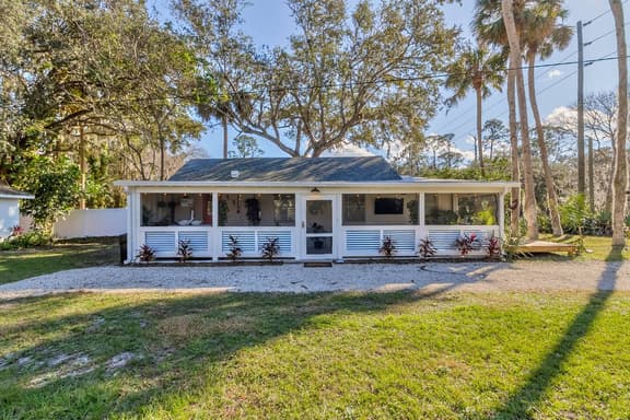 Cheerful Bungalow in New Smyrna Beach w Cozy Porch