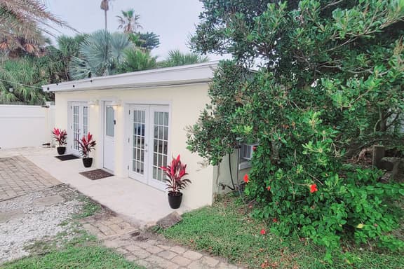 The Blue Dolphin Beach Cottage - Bring you bathing suit and your pup!