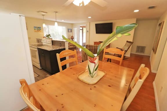 Peaceful, quiet getaway in NSB!
