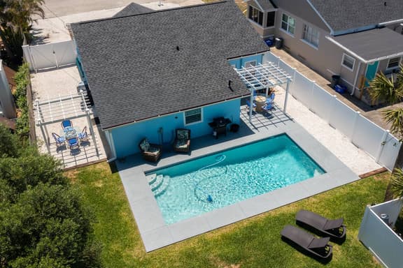 Cozy 1BR • Heated Pool • Walk to Beach & Flagler