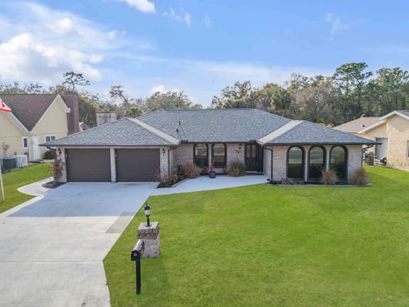 Family Pool House • Sleeps 8 • Space to Relax